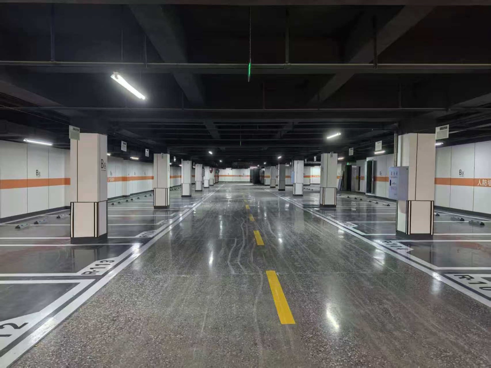 小区地下车库实拍