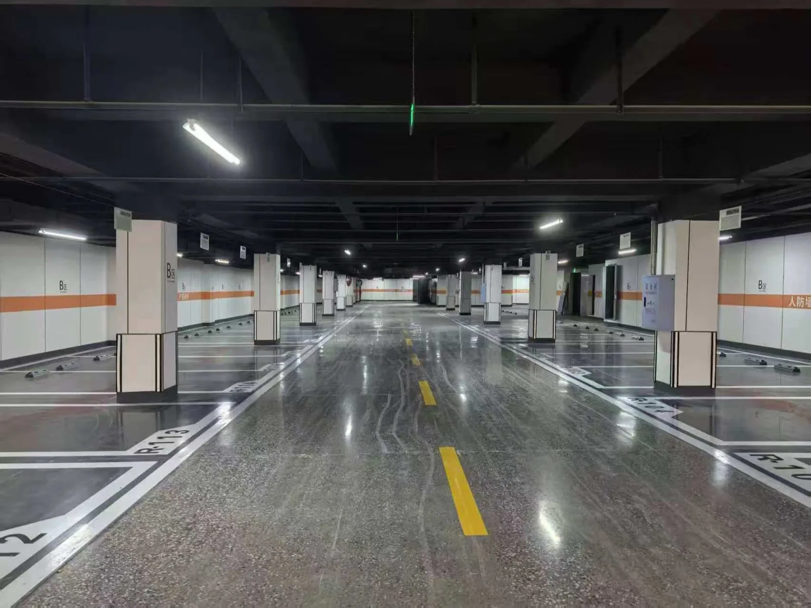 小区地下车库实拍