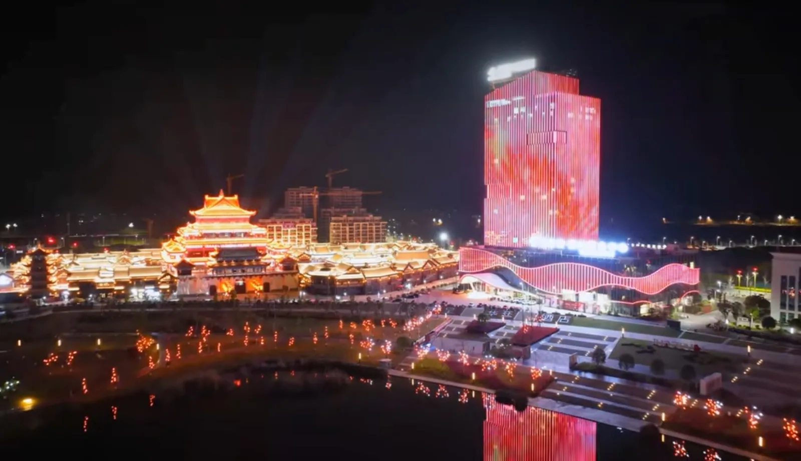 曲艺百花园与丽呈华廷酒店夜景实拍
