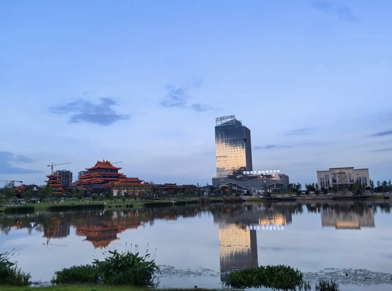 龙湖公园湖面与周边建筑傍晚实景