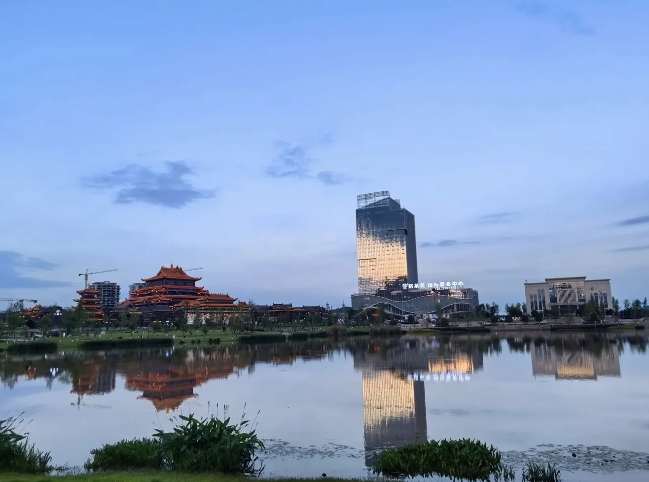 龙湖公园湖面与周边建筑傍晚实景
