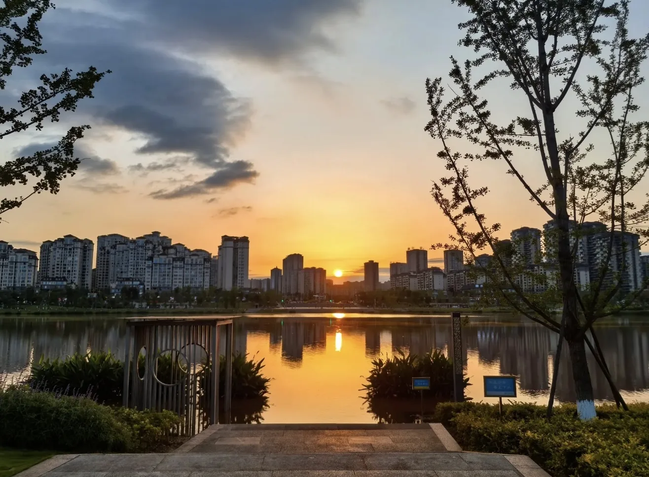 龙湖公园湖畔夕阳实景