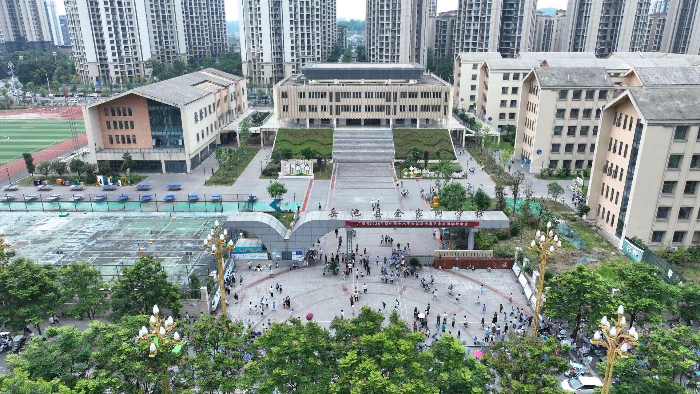 余家河学校航拍校门实景