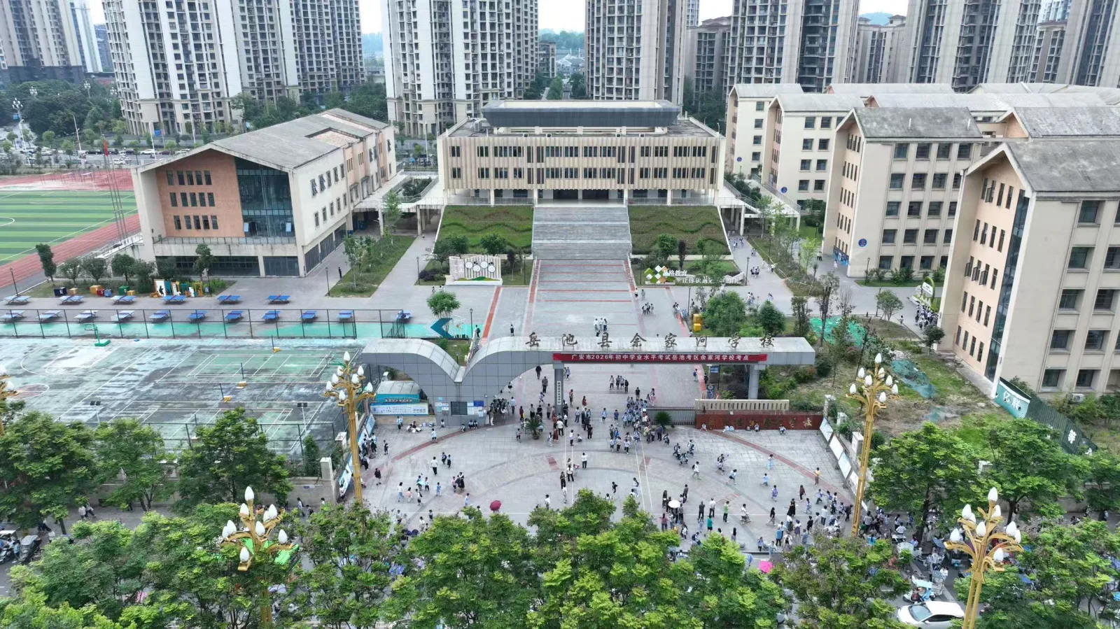 余家河学校航拍校门实景